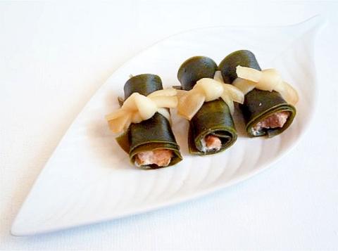 おせち料理　鮭の昆布巻き