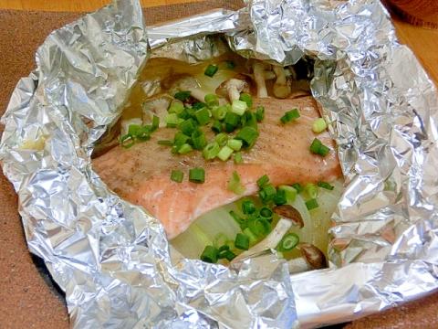 包んで　焼くだけ～。　かんたん鮭のホイル焼き