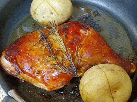 皮パリパリ！　「骨付きチキンのハーブ焼き」