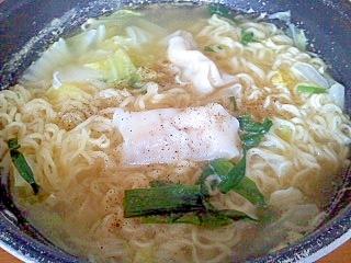 レトルト餃子入り塩ラーメン