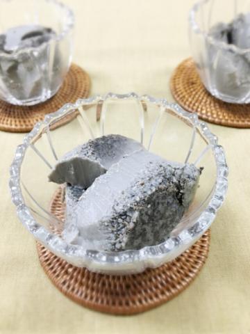 甘さ控えめ☆簡単黒ごま豆乳プリン