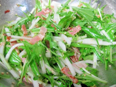 ごま油と塩のみで！シンプル水菜大根サラダ