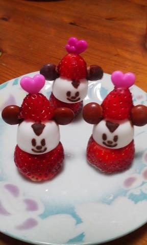 デコレーションに☆イチゴのサンタミッキー