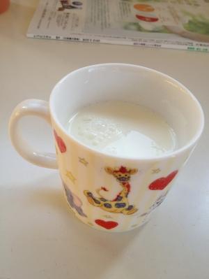 ヨーグルト、牛乳、砂糖で飲むヨーグルト♪