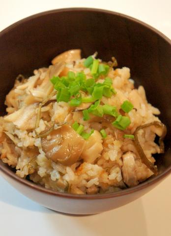 炊飯器に入れるだけ♪3種のキノコの炊き込みごはん