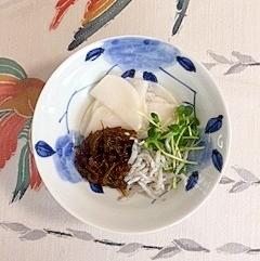 しらすも入れて、蕪ともずくの梅酢和え