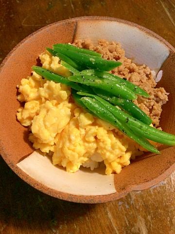 鶏そぼろの三色丼