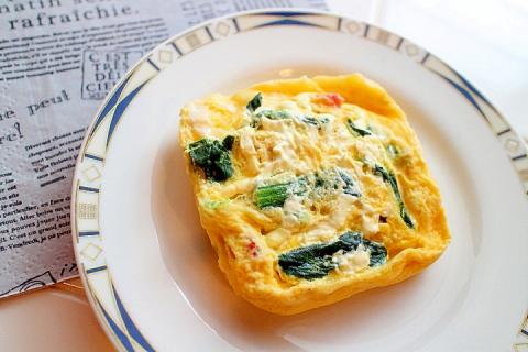 オムレツやキッシュより簡単！レンジでカラフル卵焼き